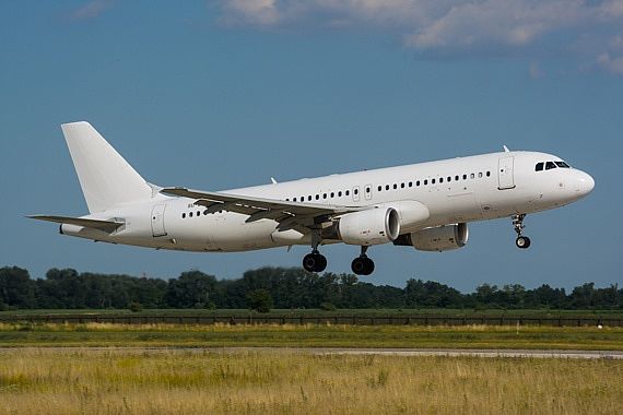 Foto Matthias Laposa Weißer Airbus A320 Symbolbild Sujetbild