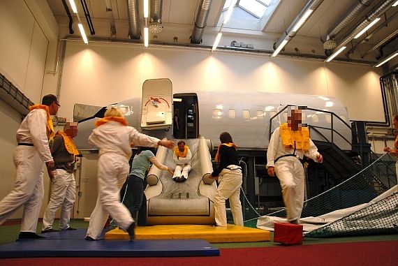 Evakuierungsübung mit Schwimmwesten am 737 Kabinensimulator - Foto: Austrian Wings Media Crew