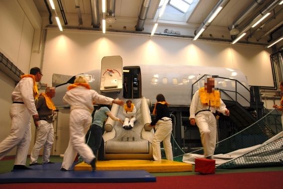 Evakuierungsübung mit Schwimmwesten am 737 Kabinensimulator - Foto: Austrian Wings Media Crew