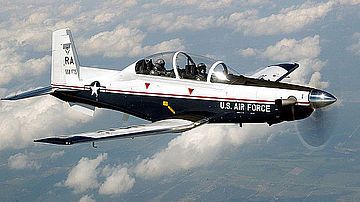 Beechcraft T-6C im Flug Symbolbild Foto U.S. Air Force photo by Master Sgt. David Richards