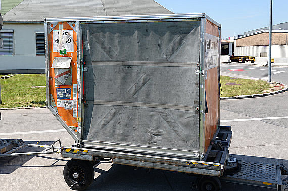 Jettainer Luftfracht AirCargo Container Symbolbild Sujetbild Foto PA Austrian Wings Media Crew