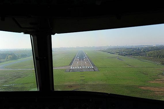 Landebahn Piste Hamburg Anflug Endanflug Foto PA Austrian Wings Media Crew