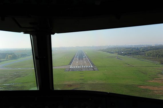 Landebahn Piste Hamburg Anflug Endanflug Foto PA Austrian Wings Media Crew