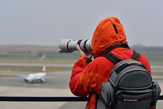 Besucherdeck Besucherterrasse Spotter Fotograf Foto PA Austrian Wings Media Crew