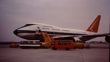 zs-spf-boeing-747sp-saa-south-african-airways-suid-afrikaanse-lugdiens-am-flughafen-wien-1980-foto-wolfgang-pilss