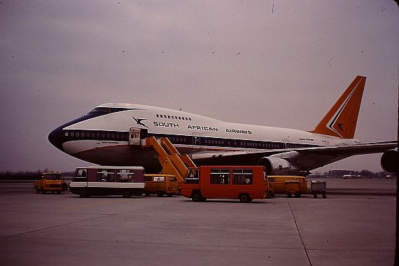 zs-spf-boeing-747sp-saa-south-african-airways-suid-afrikaanse-lugdiens-am-flughafen-wien-1980-foto-wolfgang-pilss