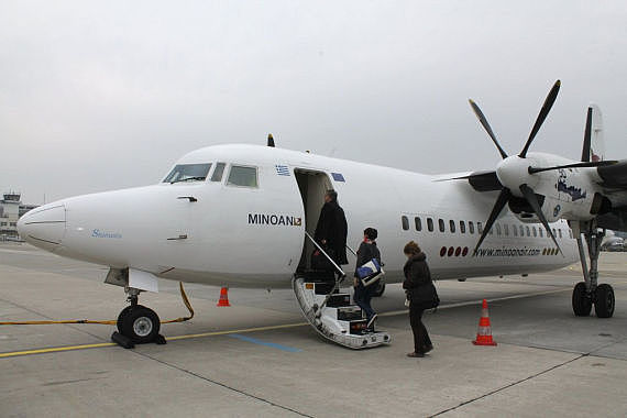 Passagiere beim Boarden der Fokker 50 der Minoan Air in Wien - Foto: Stefan D.