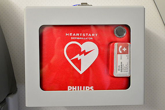 AED Halbautomatischer Defibrillator an Bord von EVA AIR A330-200 Foto PA Austrian Wings Media Crew