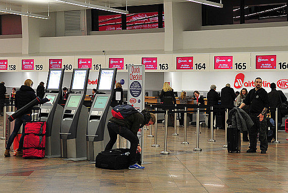 Air Berlin Passagiere im neuen Check-In 1