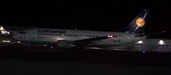 letzte-lufthansa-737-landung-gegen-20-uhr-29102016-livestream-lufthansa-via-facebook