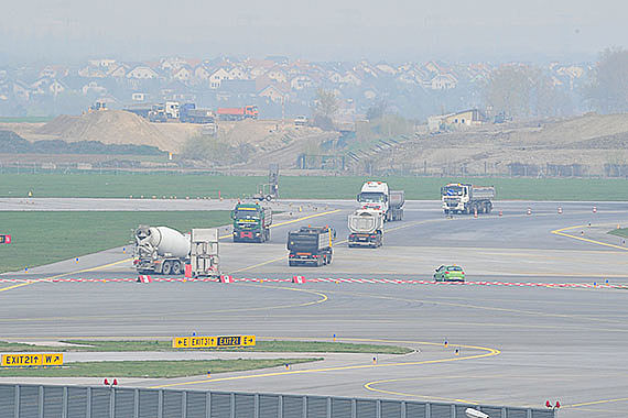 Bau- und Sanierungsarbeiten (Bauarbeiten, Pistensanierung) auf der Piste 16/34 am Flughafen Wien - Foto: PA / Austrian Wings Media Crew