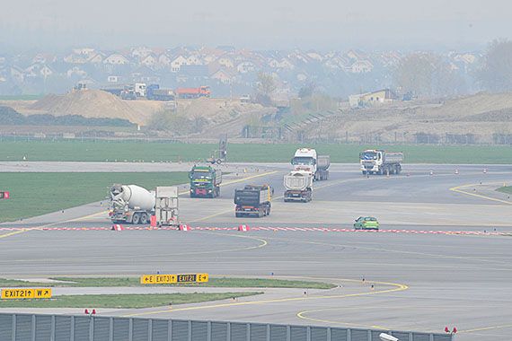 Bau- und Sanierungsarbeiten (Bauarbeiten, Pistensanierung) auf der Piste 16/34 am Flughafen Wien - Foto: PA / Austrian Wings Media Crew