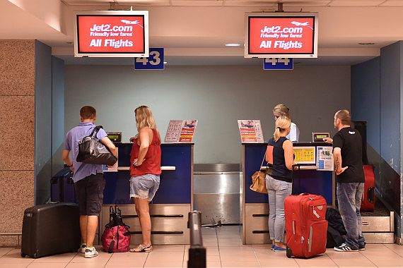 Symbolbild Sujetbild Passagiere Jet2.com Check-In Foto Huber Austrian Wings Media Crew