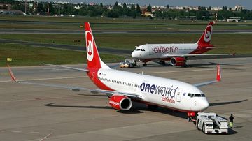 Air Berlin Boeing 737 oneworld Bemalung D-ABMF NIcolas Eschenbach