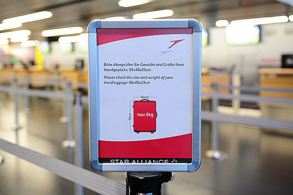 AUA Austrian Airlines Star Alliance Handgepäck Handgepäcksdimensionen Schild Hinweisschild Foto PA Austrian Wings Media Crew