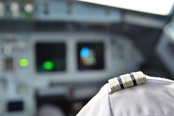 Cockpit Symbilbild Sujetbild Piloten First Officer Erster Offizier