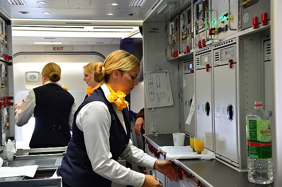 Lufthansa Boeing 747-8I Galley Bordküche Flugbegleiter_1 Foto PA Austrian Wings Media Crew