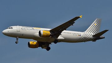 Vueling Airbus A320 EC-KHN Foto Huber Austrian Wings Media Crew
