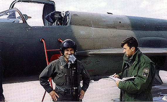 Rudolf Peresin (links) vor seiner MiG-21, Datum der Aufnahme unbekannt - Foto: Zrakoplovno-tehnička škola "Rudolf Perešin"