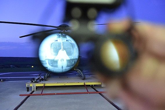 DSC_0115 Blick durch das NVG Nachtsichtgerät auf Christophorus 2 ÖAMTC Flugrettung Foto Huber Austrian Wings Media Crew