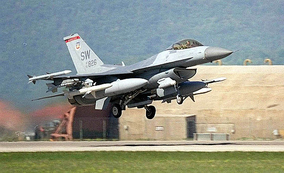 F-16 Fighting Falcon startet von der Aviano Air Force Base - Foto: Delia A. Castillo