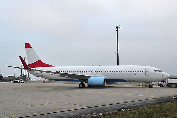 Die OE-LNQ in neutralisierter Bemalung auf dem Vorfeld der AUA-Technik - Foto: Austrian Wings Media Crew