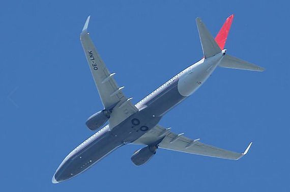 IIhr letzter Flug unter OS-Flugnummer: Die AUA/Lauda Air Boeing 737-800 OE-LNK im Steigflug über dem Bezirk Mödling auf dem Weg nach Shannon - Foto: Austrian Wings Media Crew