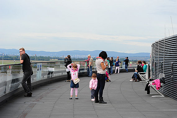 Besucherdeck Flughafen Wien Symbolbild Sujetbild_1 Foto PA Austrian Wings Media Crew