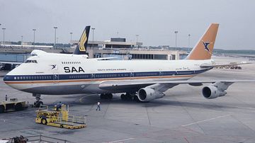 Auch auf den Flügen von Frankfurt am Main (Foto) nach Johannesburg sollen illegal Waffen an Bord von SAA-Maschinen befördert worden sein; diese Aufnahme zeigt die verunglückte "Helderberg" beim Push back; im Hintergrund ist eine weitere 747 (von Singap
