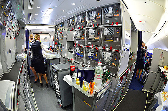 Lufthansa Boeing 747-8I Galley Bordküche Flugbegleiter Foto PA Austrian Wings Media Crew