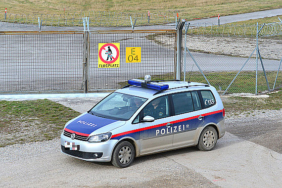 Flughafenpolizei Polizei Einsatzkräfte Zaun Flughafenzaun betreten verboten Symbolbild Foto PA Austrian Wings Media Crew