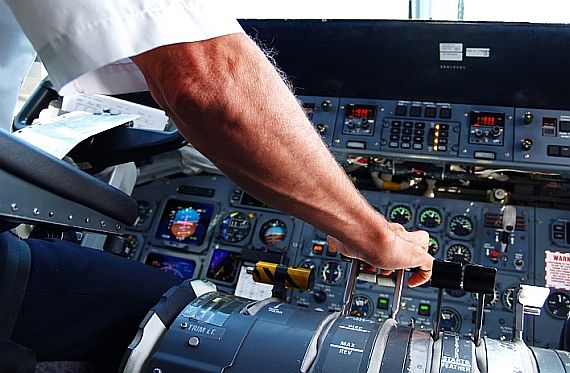 Piloten bei der Arbeit im Cockpit Schubhebel Take off Power set