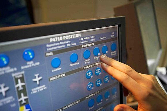 Instructor Station im Boeing 747-8I Simulator von Lufthansa - Foto: Lufthansa