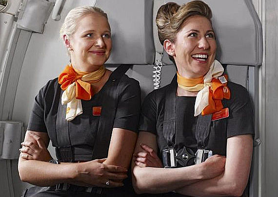 EasyJet Flugbegleiter Uniform Foto EasyJet