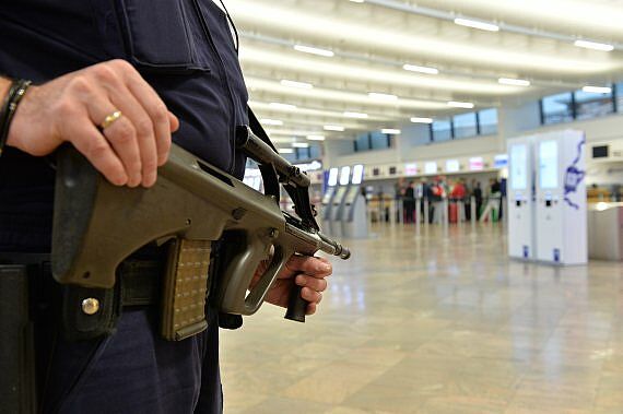 Flughafenpolizei STG77 STG 77 Symbolbild Sujetbild Foto PA Austrian Wings Media Crew