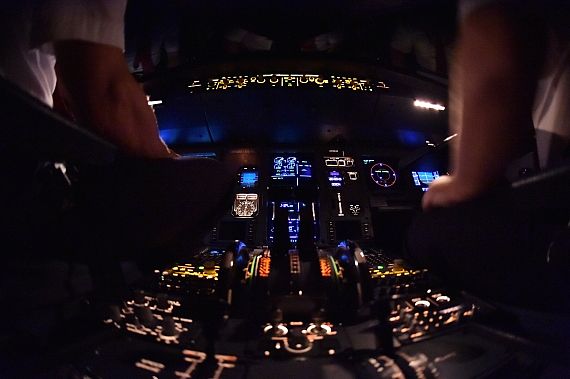 Piloten bei der Arbeit im Cockpit Nachtaufnahme Foto Huber Austrian WIngs Media Crew