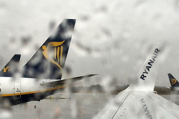 Ryanair im Regen, Sujetbild - Foto: Austrian Wings Media Crew