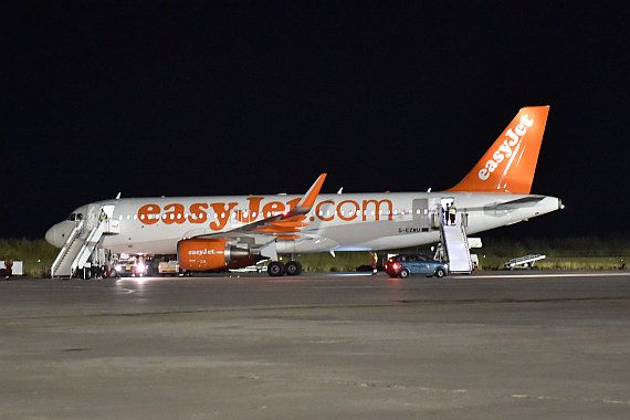 Nachtaufnahme EasyJet Airbus A320 Sharklets Rhodos G-EZWU DSC_0463 Foto Huber Austrian Wings Media Crew