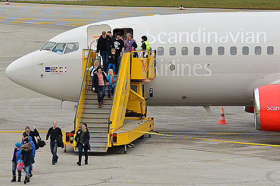 SAS Scandinavian Airlines Passagiere Fluggäste steigen aus Symbolbild Sujetbild Foto PA Austrian Wings Media Crew