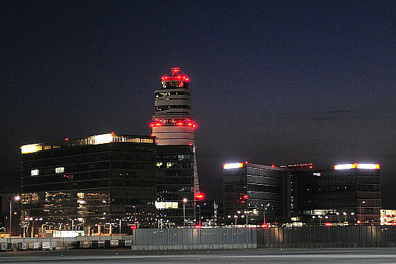 Flughafen Wien Blick auf den Tower und den Office Park am Flughafen Schwechat bei Nacht