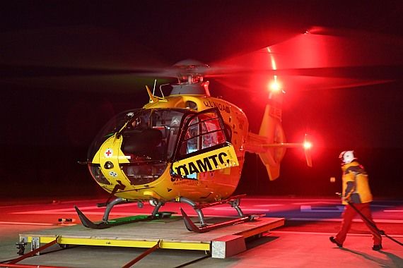 DSC_0666 OE-XEL Eurocopter EC 135 H135 ÖAMTC Christophorus Flugrettung Nachtaufnahme Betankung Foto Huber Austrian Wings Media Crew
