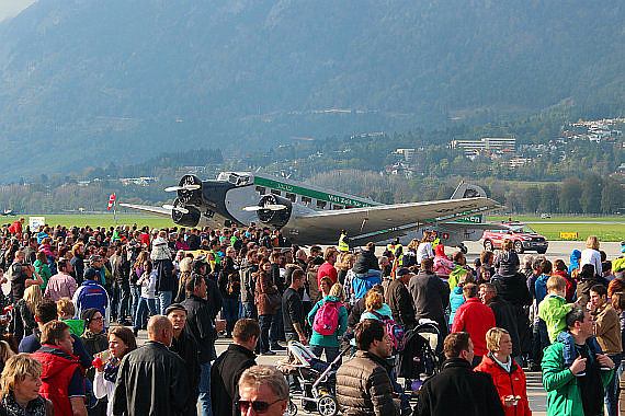 Flughafenfest Innsbruck LOWI 26.10.14 Vorfeld 04 Besucher Junkers Ju 52 Tante Ju Ju Air Foto Christian Schöpf
