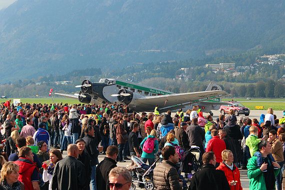 Flughafenfest Innsbruck LOWI 26.10.14 Vorfeld 04 Besucher Junkers Ju 52 Tante Ju Ju Air Foto Christian Schöpf