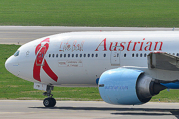 AUA Austrian Airlines Boeing 777 OE-LPB mit Lifeball Sticker Nahaufnahme Closeup Foto PA Austrian Wings Media Crew