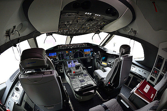 Qatar Airways Boeing 787 Dreamliner A7-BCE Cockpit Foto PA Austrian Wings Media Crew