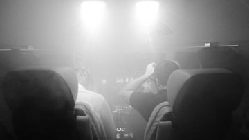 Rauch-im-Cockpit-Smoke-in-the-Cockpit-Crew-legt-Sauerstoffmasken-an-Symbolbild-Sujetbild-Simulator in schwarz weiss