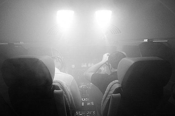 Rauch-im-Cockpit-Smoke-in-the-Cockpit-Crew-legt-Sauerstoffmasken-an-Symbolbild-Sujetbild-Simulator in schwarz weiss