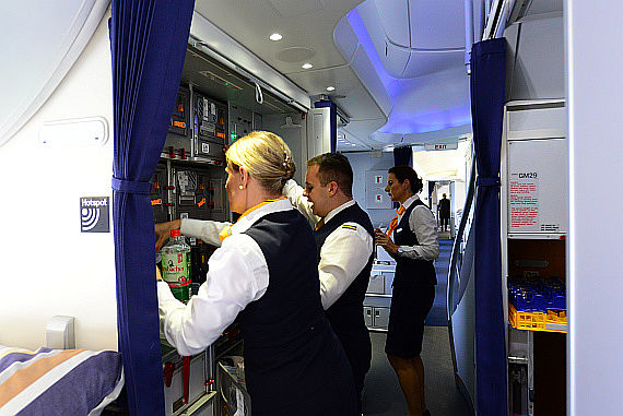 Lufthansa Boeing 747-8I Galley Bordküche Flugbegleiter_2 Foto PA Austrian Wings Media Crew