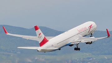 Blick vom Besucherdeck auf die startende AUA Boeing 767 OE-LAE - Foto: Austrian Wings Media Crew