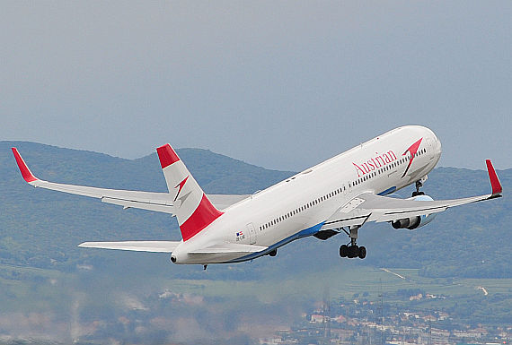 Blick vom Besucherdeck auf die startende AUA Boeing 767 OE-LAE - Foto: Austrian Wings Media Crew
